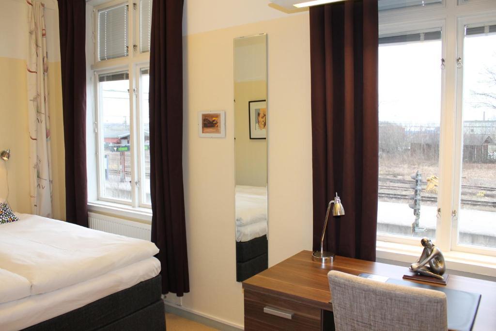 Köping Stationshusets Hotell Och Cafe חדר תמונה