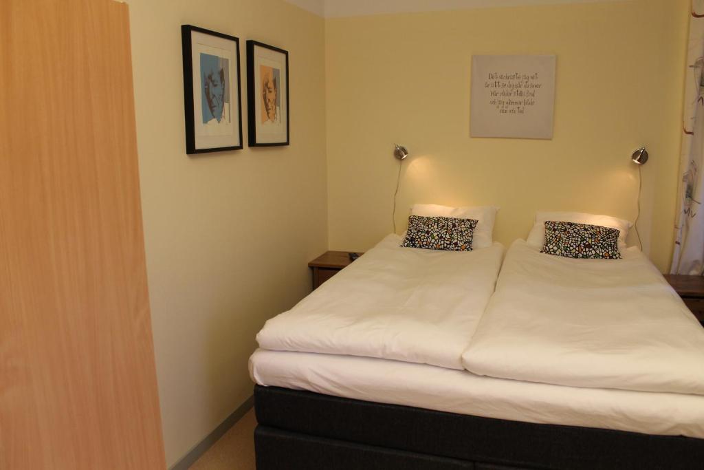 Köping Stationshusets Hotell Och Cafe חדר תמונה