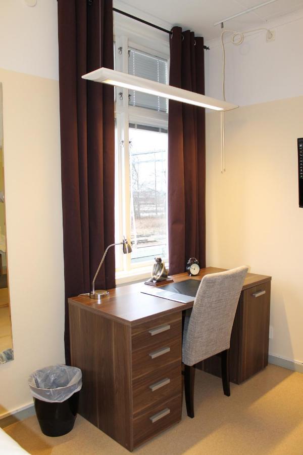 Köping Stationshusets Hotell Och Cafe חדר תמונה